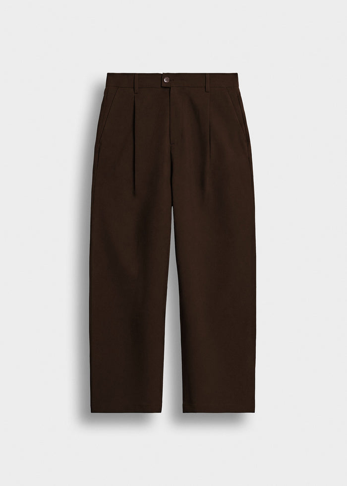 Pantalón Barrel Pinzas Adrián en marrón, vista delantera