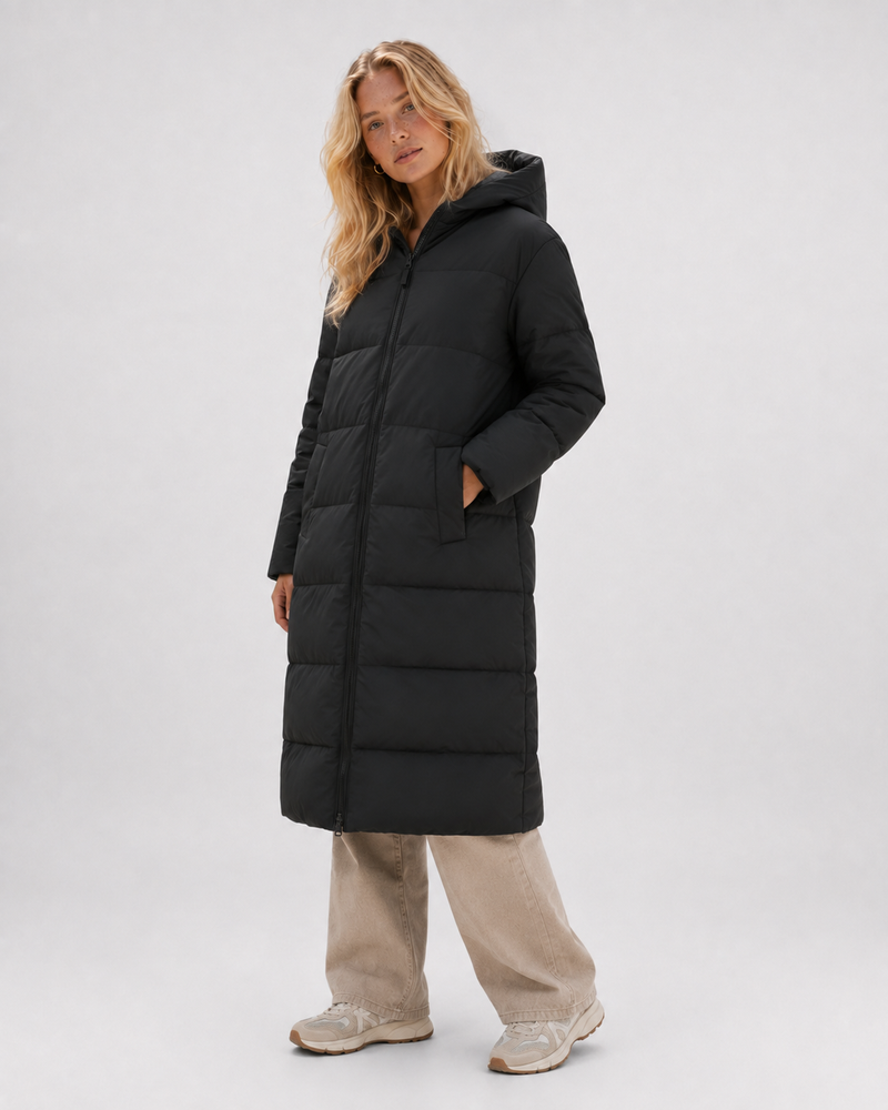 Abrigo Puffer Largo con Modelo 2, vista a 45 grados