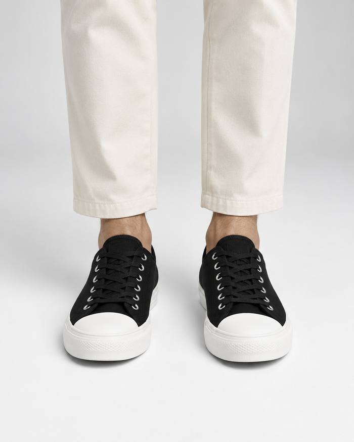 Sneaker Canvas Street negra puesta por un modelo - vista frontal