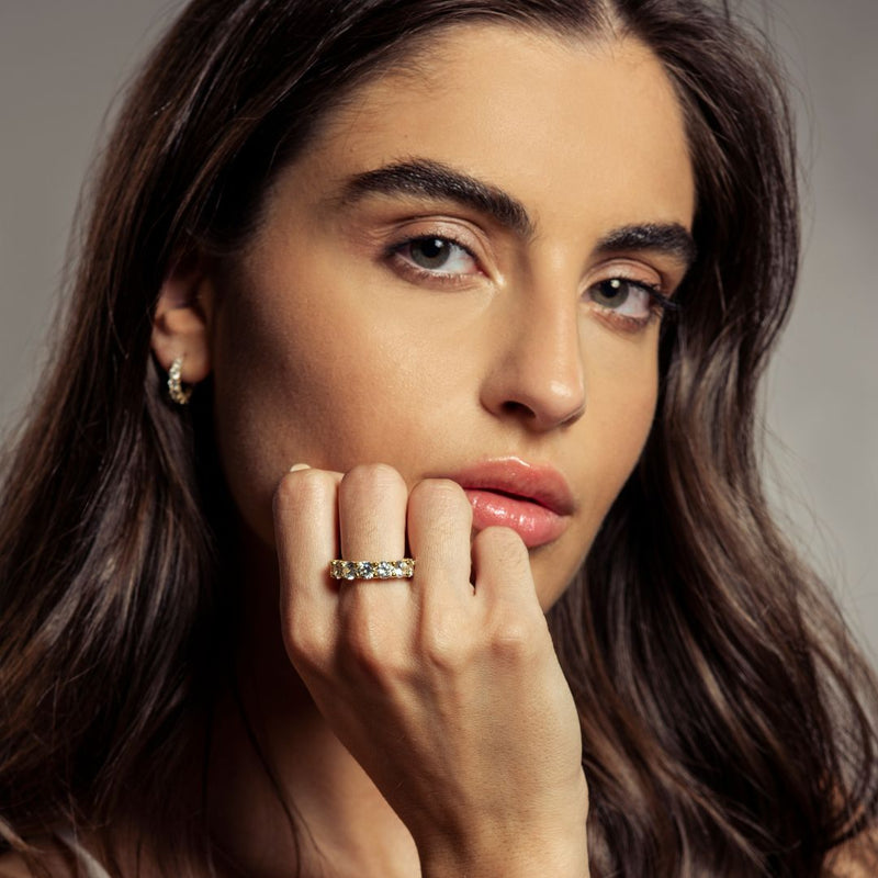 Vania | Anillo alianza de piedras grandes