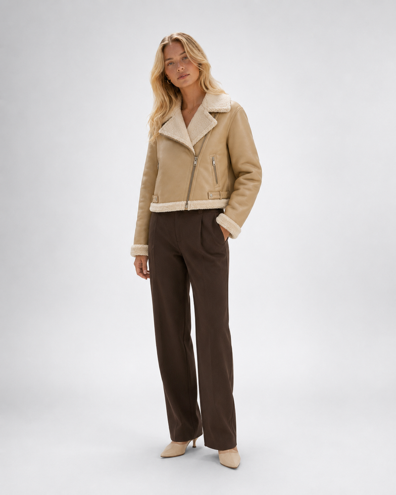 Chaqueta aviadora efecto piel con borreguito beige, con modelo oficial, vista 45 grados
