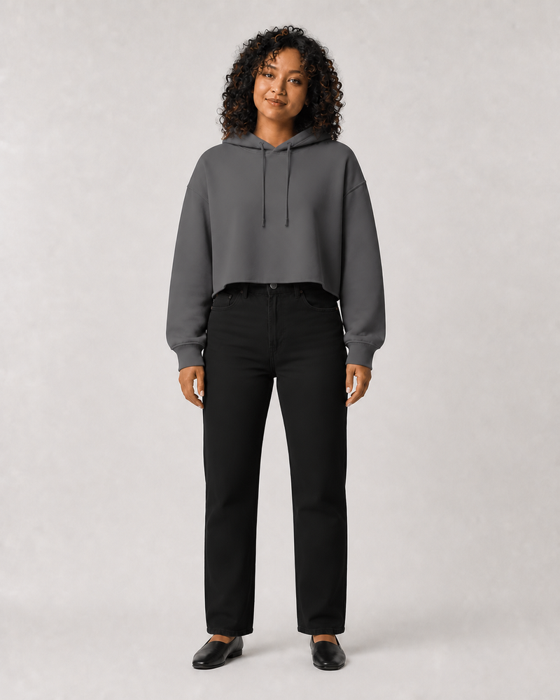 Sudadera Cropped en gris Storm — con modelo de frente