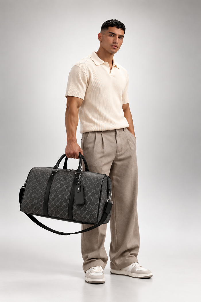 Signature Travel Bag con Modelo 2 frontal