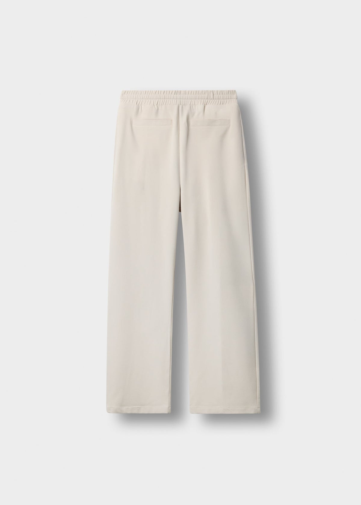 Pantalón Relajado Alforzas Ismael en crema, vista trasera