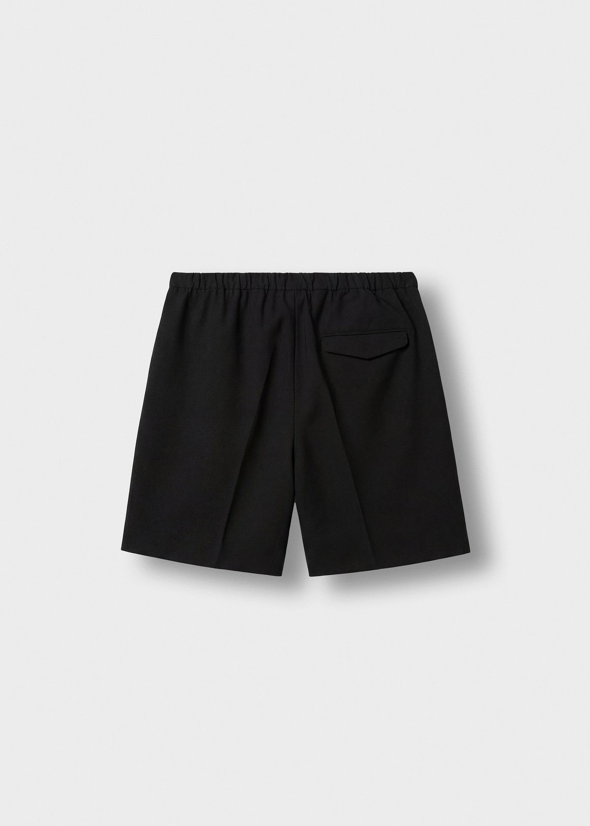 Pantalón Corto Pinzas Alberto en negro, vista trasera