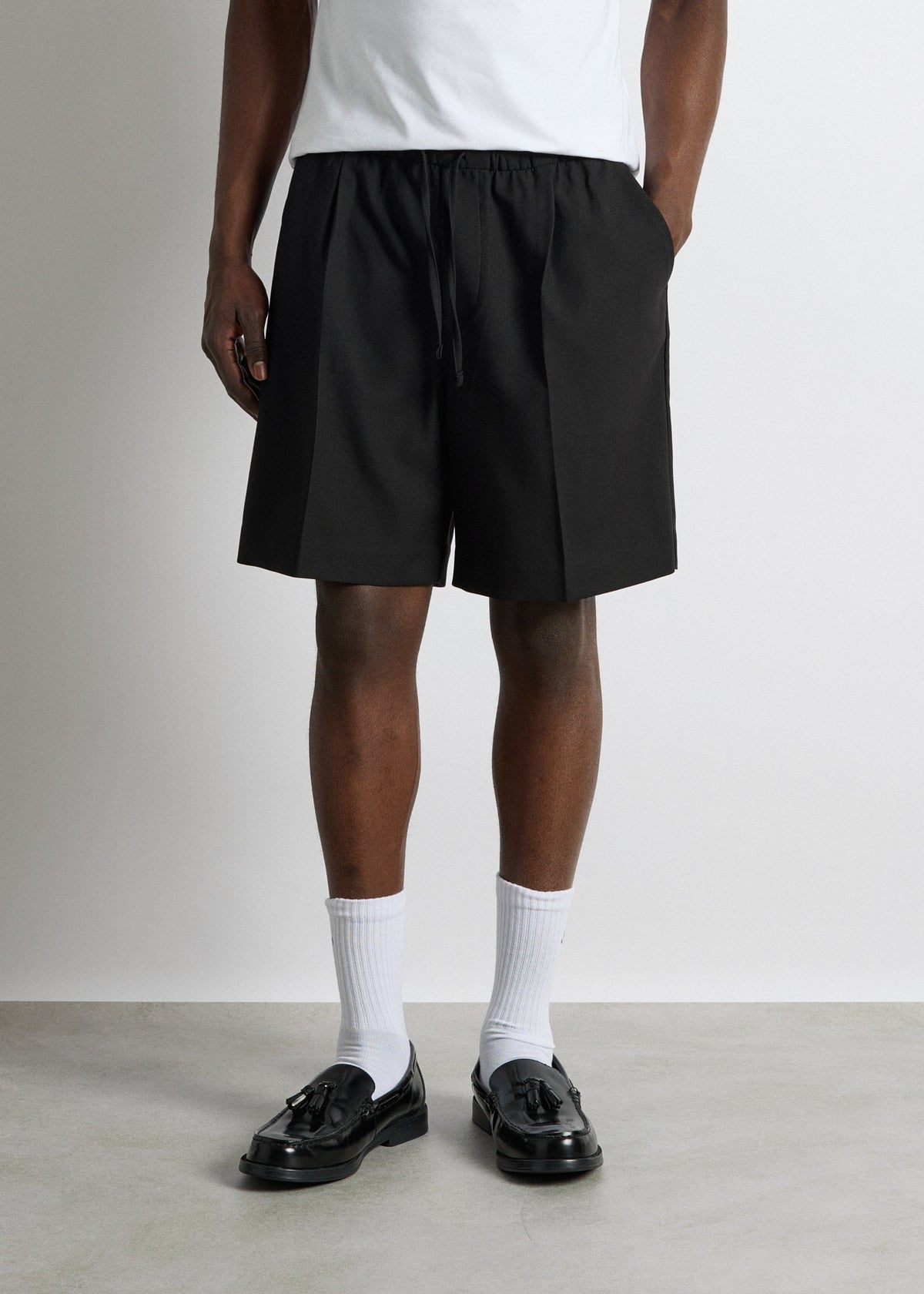 Pantalón Corto Pinzas Alberto en negro, foto 4