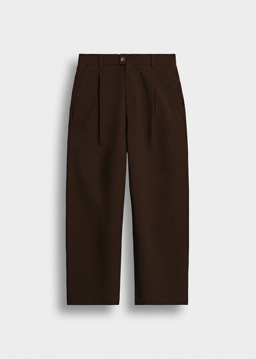Pantalón Barrel Pinzas Adrián en marrón, vista delantera