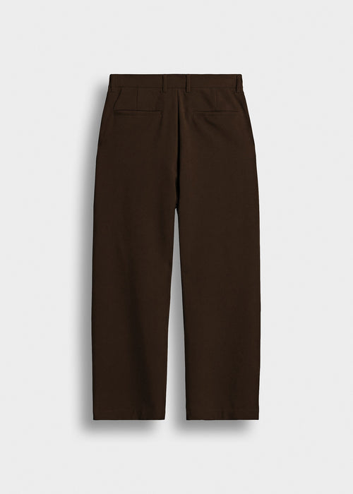 Pantalón Barrel Pinzas Adrián en marrón, vista trasera