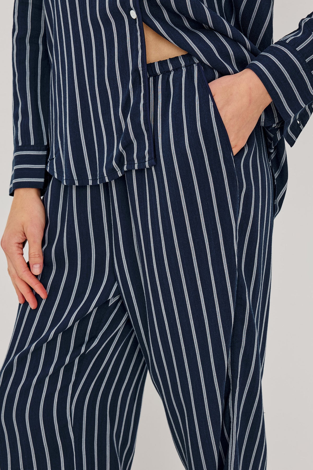 Luna | Pijama de camisa y pantalón · Rayas marino y celeste