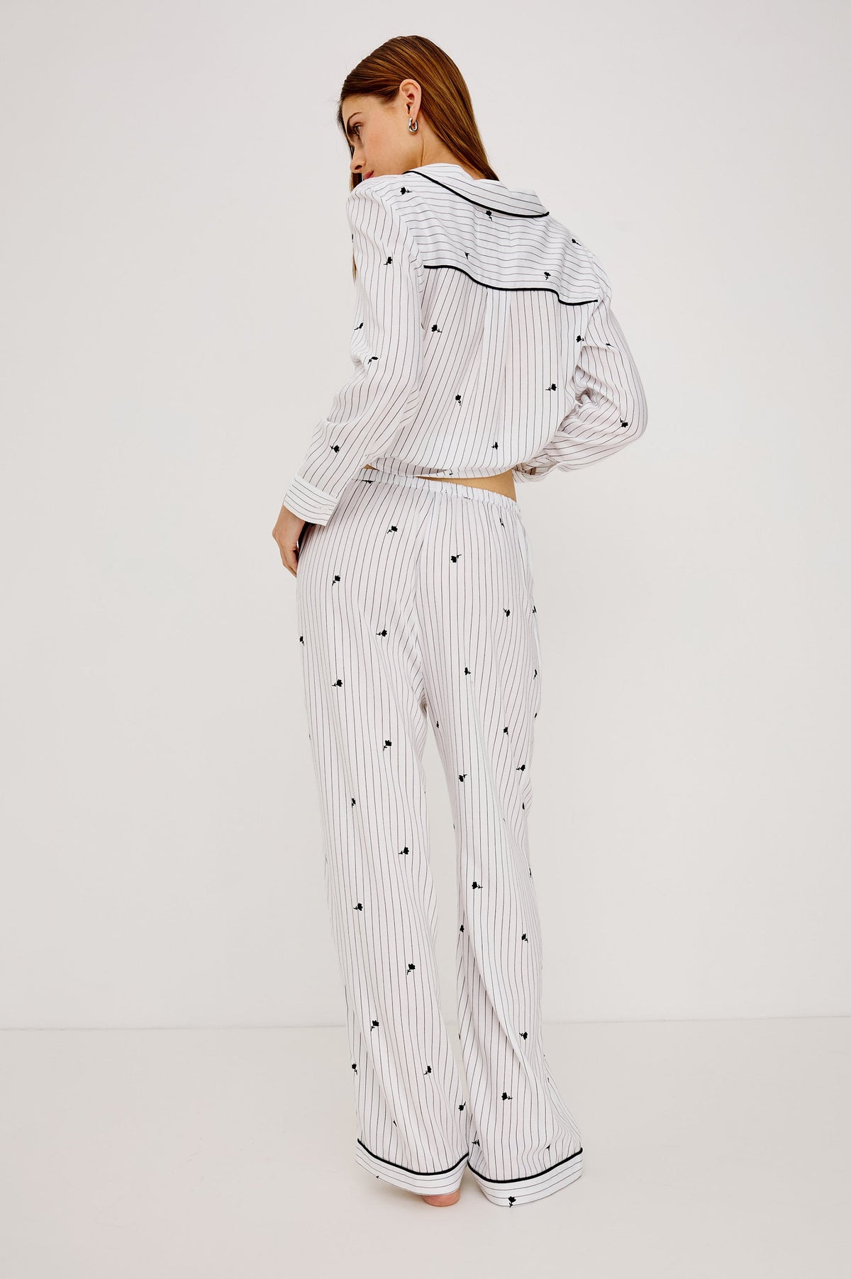 Luna | Pijama de camisa y pantalón · Rayas y flores ónix