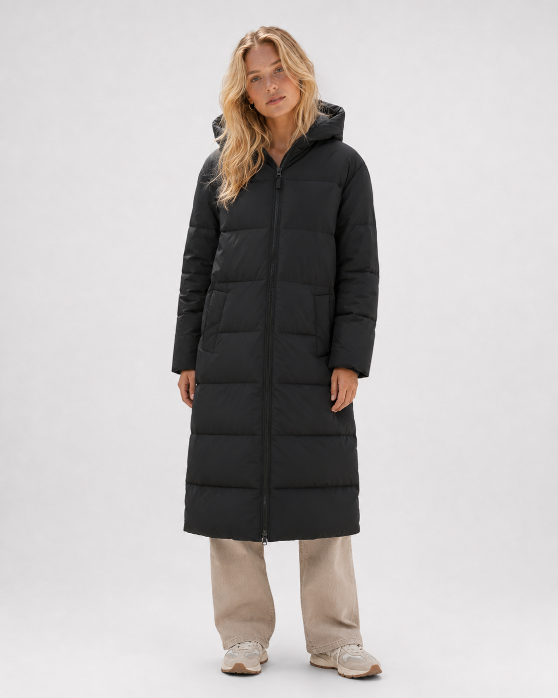Abrigo puffer largo negro con capucha para mujer