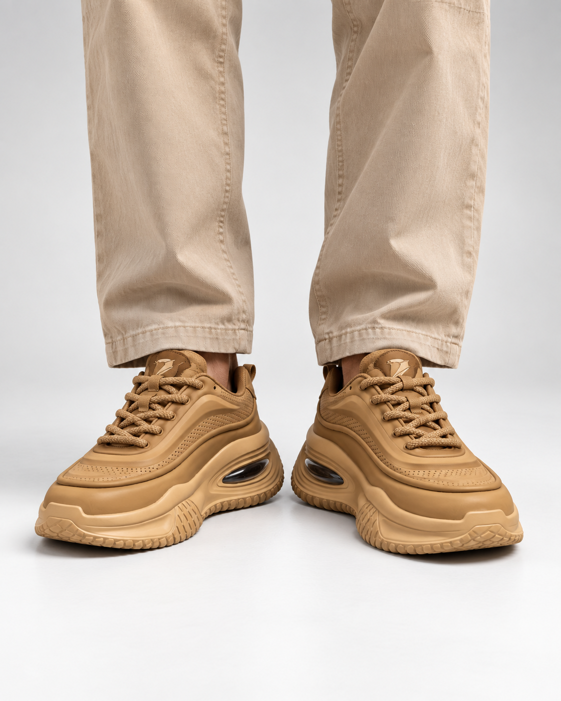 Airwave Street Sneakers caramelo - modelo frontal de rodilla para abajo [vrs-color:caramelo]