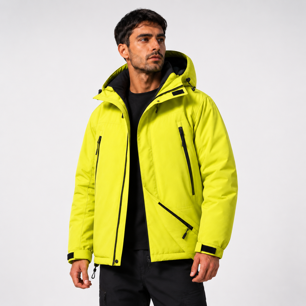Modelo con Chaqueta Técnica Axis amarillo neón, vista tres cuartos