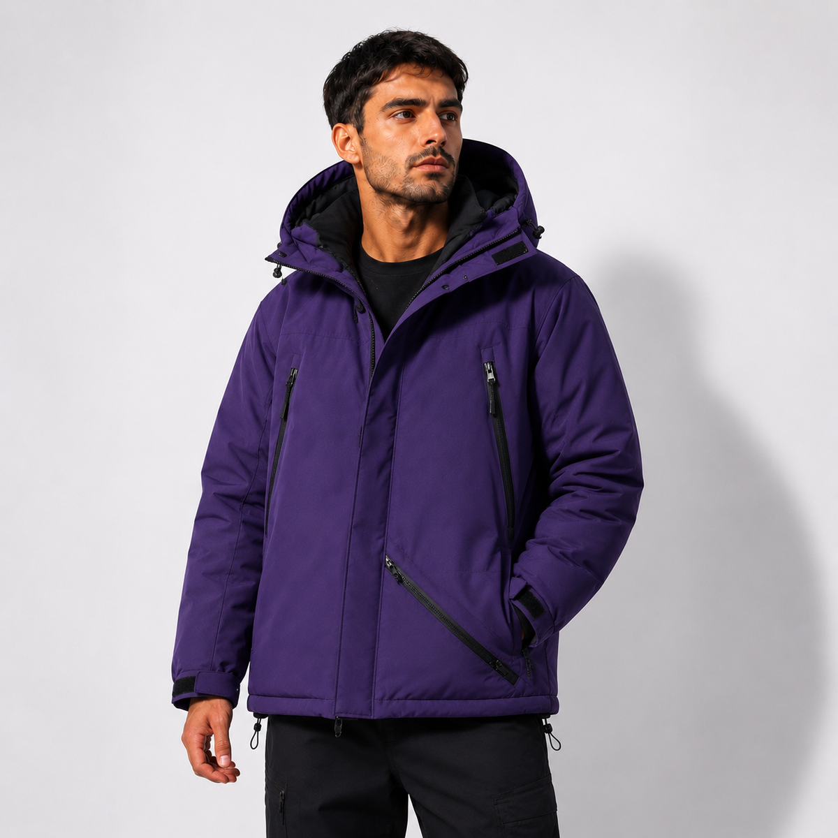 Modelo con Chaqueta Técnica Axis morada, vista lateral