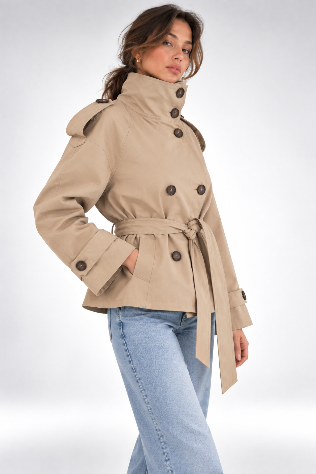 Gabardina Siena Utility beige arena con modelo 45 grados