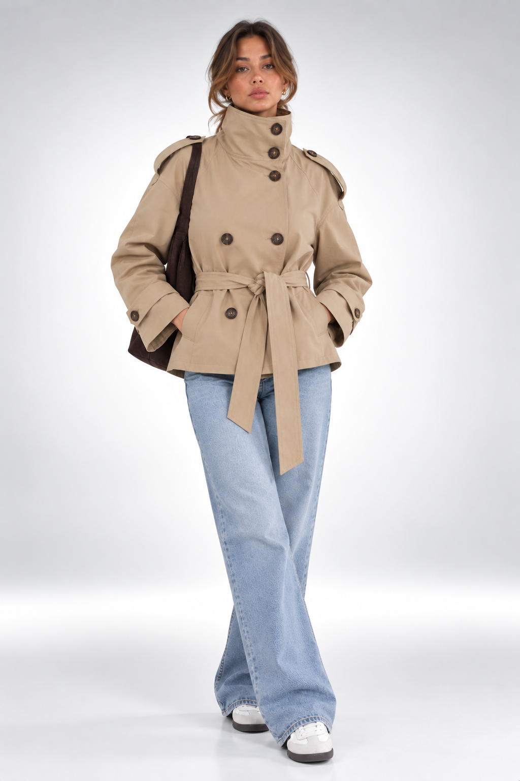 Gabardina Siena Utility beige arena con modelo espalda