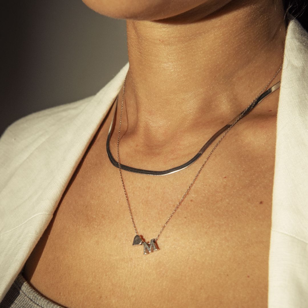 Judith | Collar con corazón liso e inicial