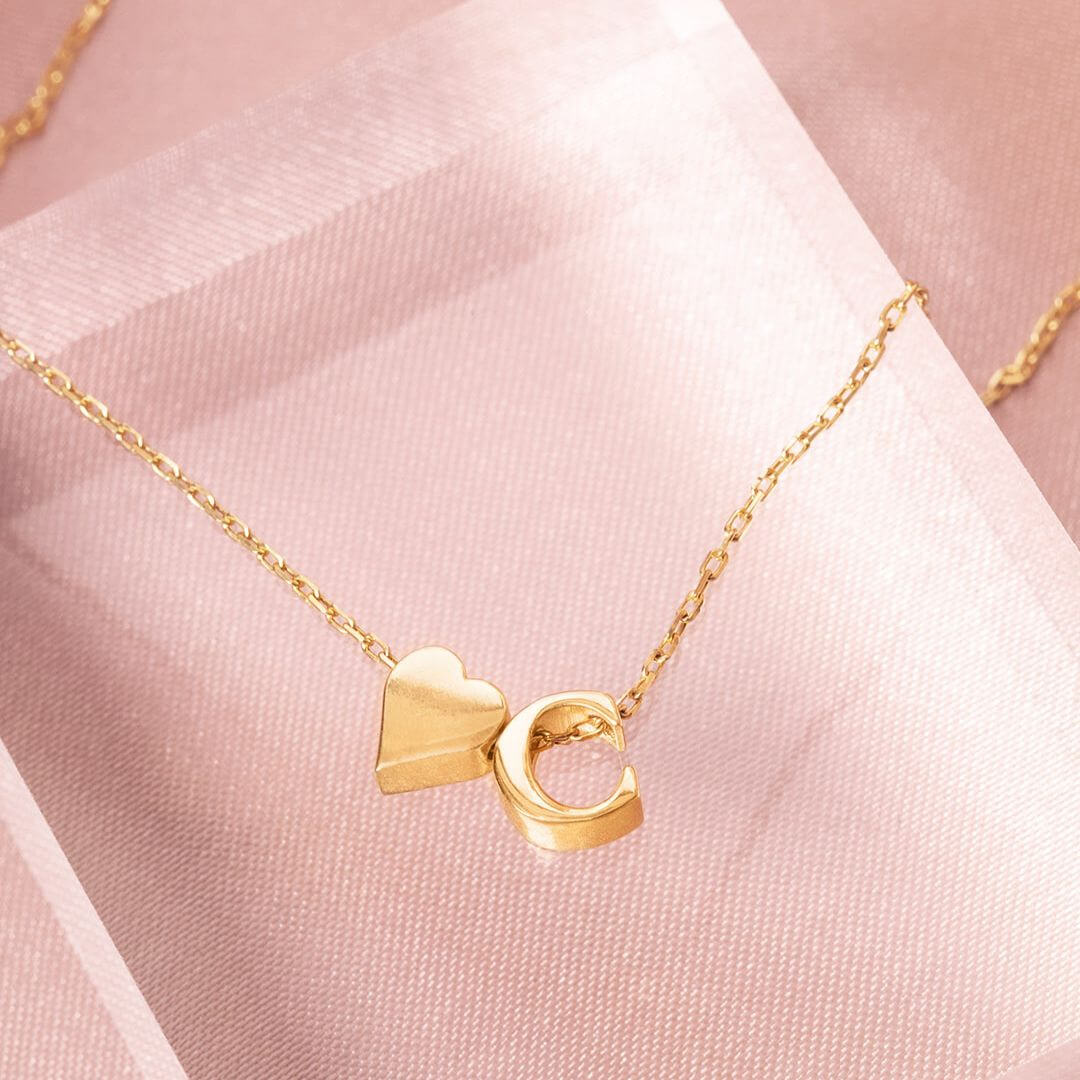Judith | Collar con corazón liso e inicial