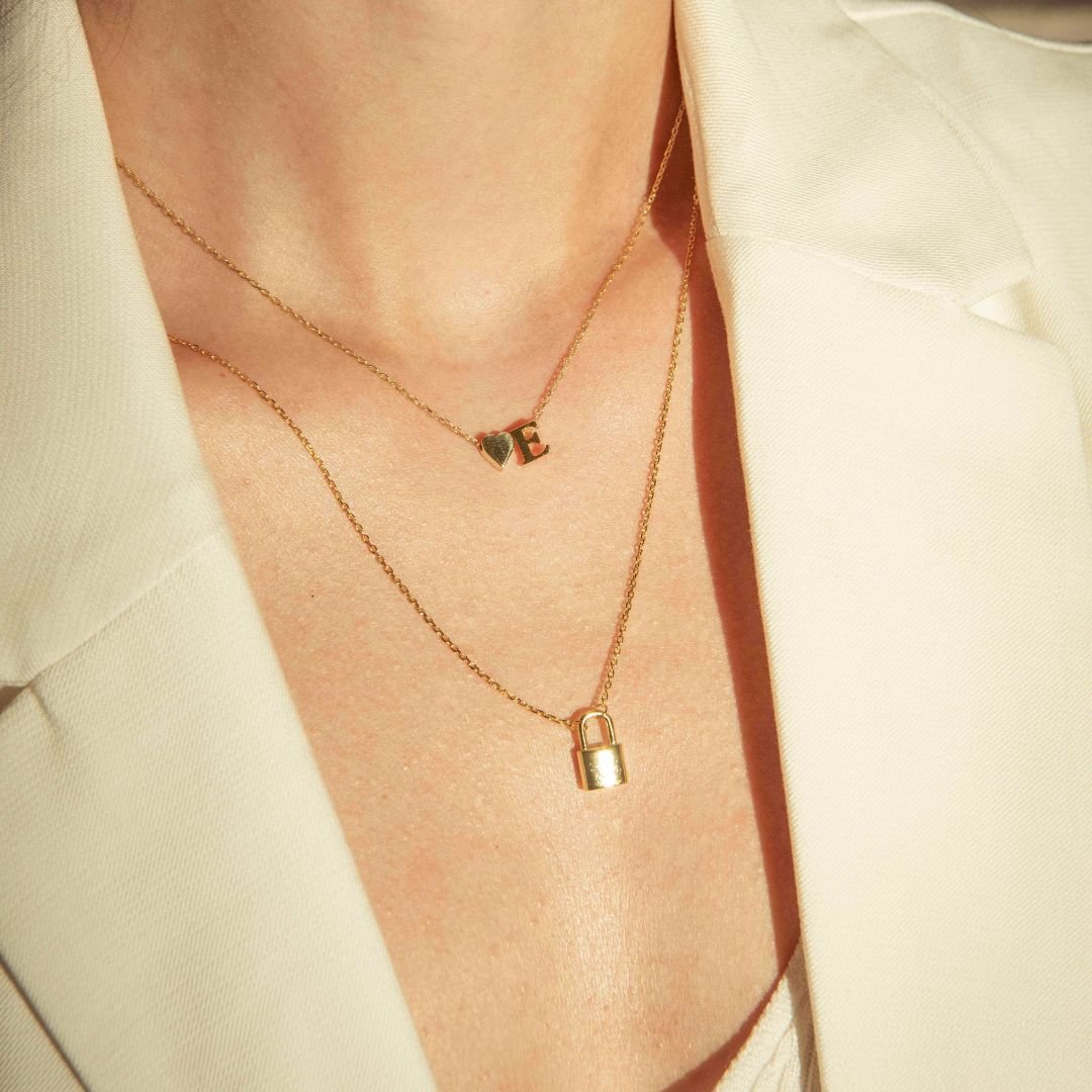 Gisela | Set de dos collares corazón con inicial y candado