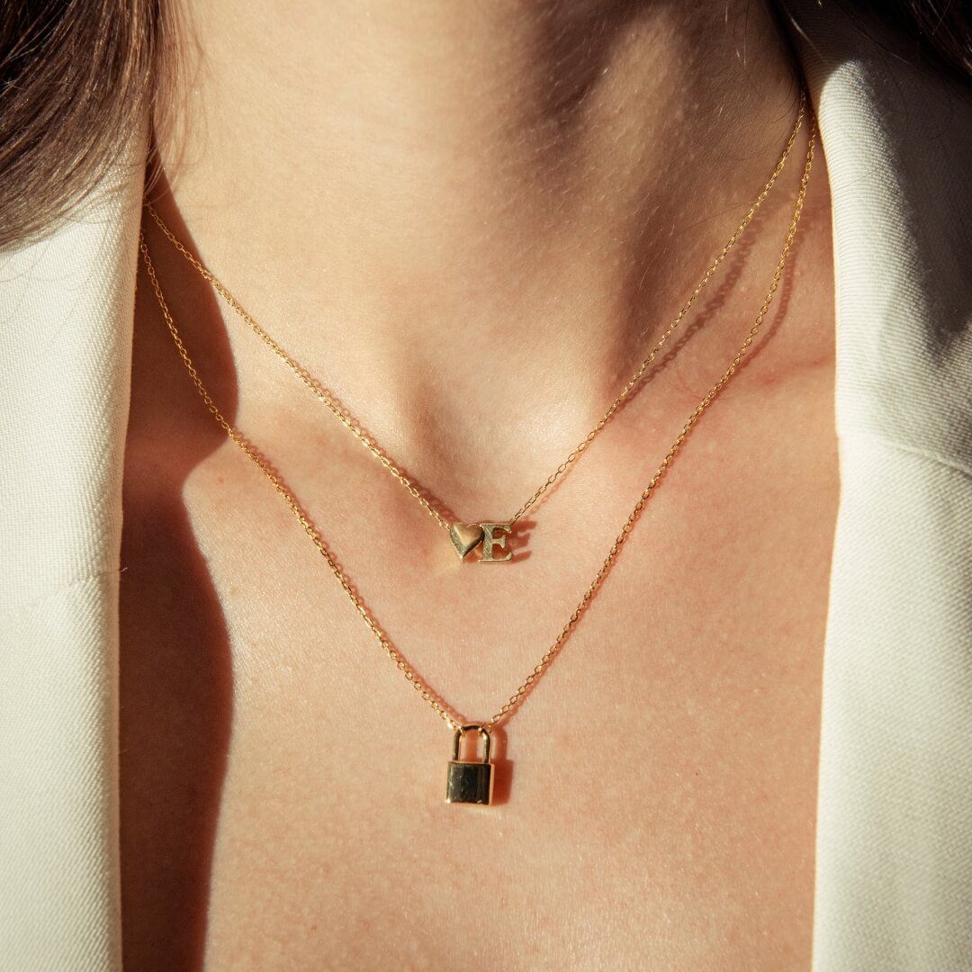 Gisela | Set de dos collares corazón con inicial y candado