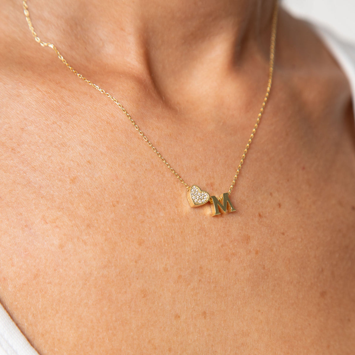 Maia | Collar con inicial y corazón de pedrería