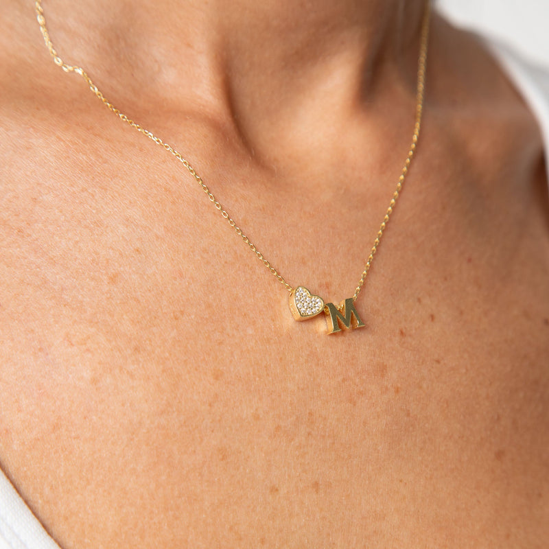 Maia | Collar con inicial y corazón de pedrería