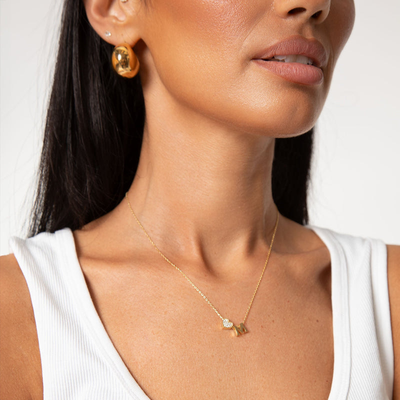 Maia | Collar con inicial y corazón de pedrería