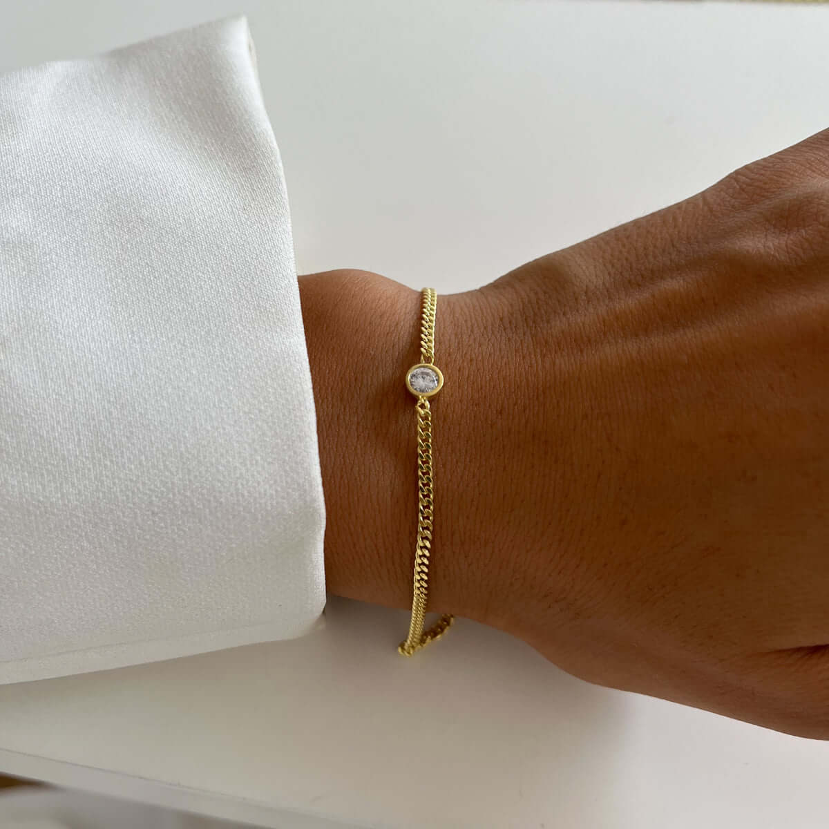 Cayetana | Pulsera fina con piedra central