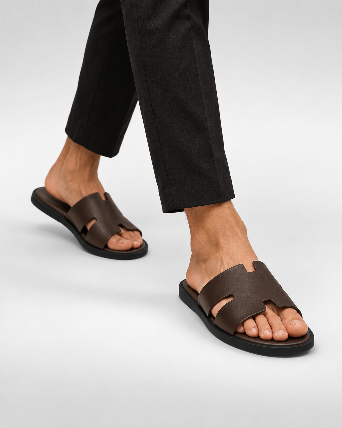 Sandalia Slide Minimal marrón - modelo vista 45 grados de rodilla para abajo