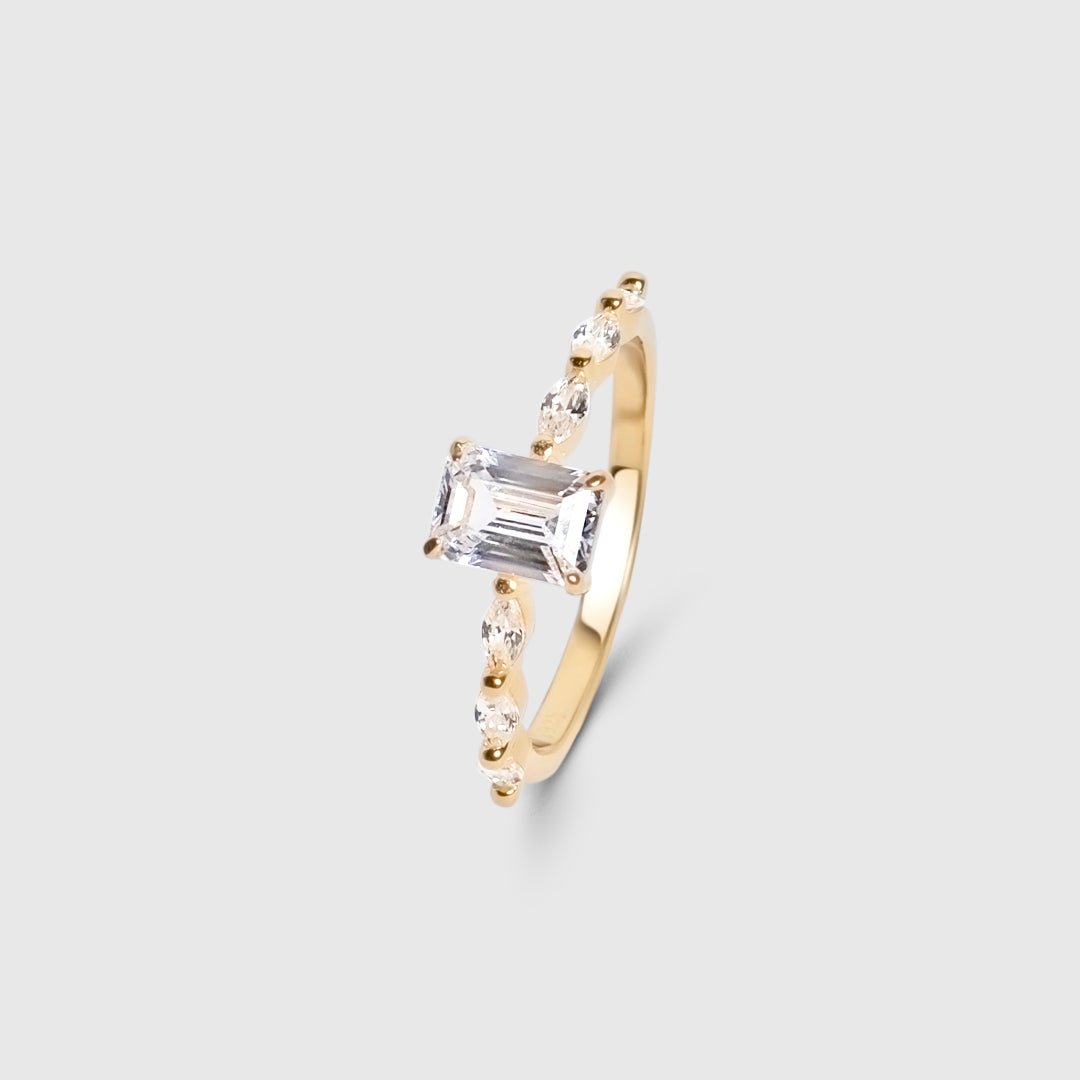 Victoria | Anillo con piedra rectangular y pedrería lateral