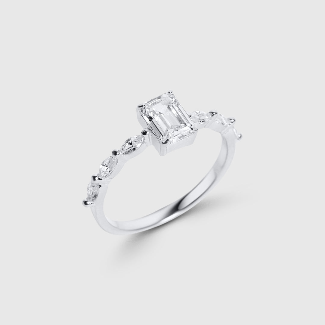 Victoria | Anillo con piedra rectangular y pedrería lateral