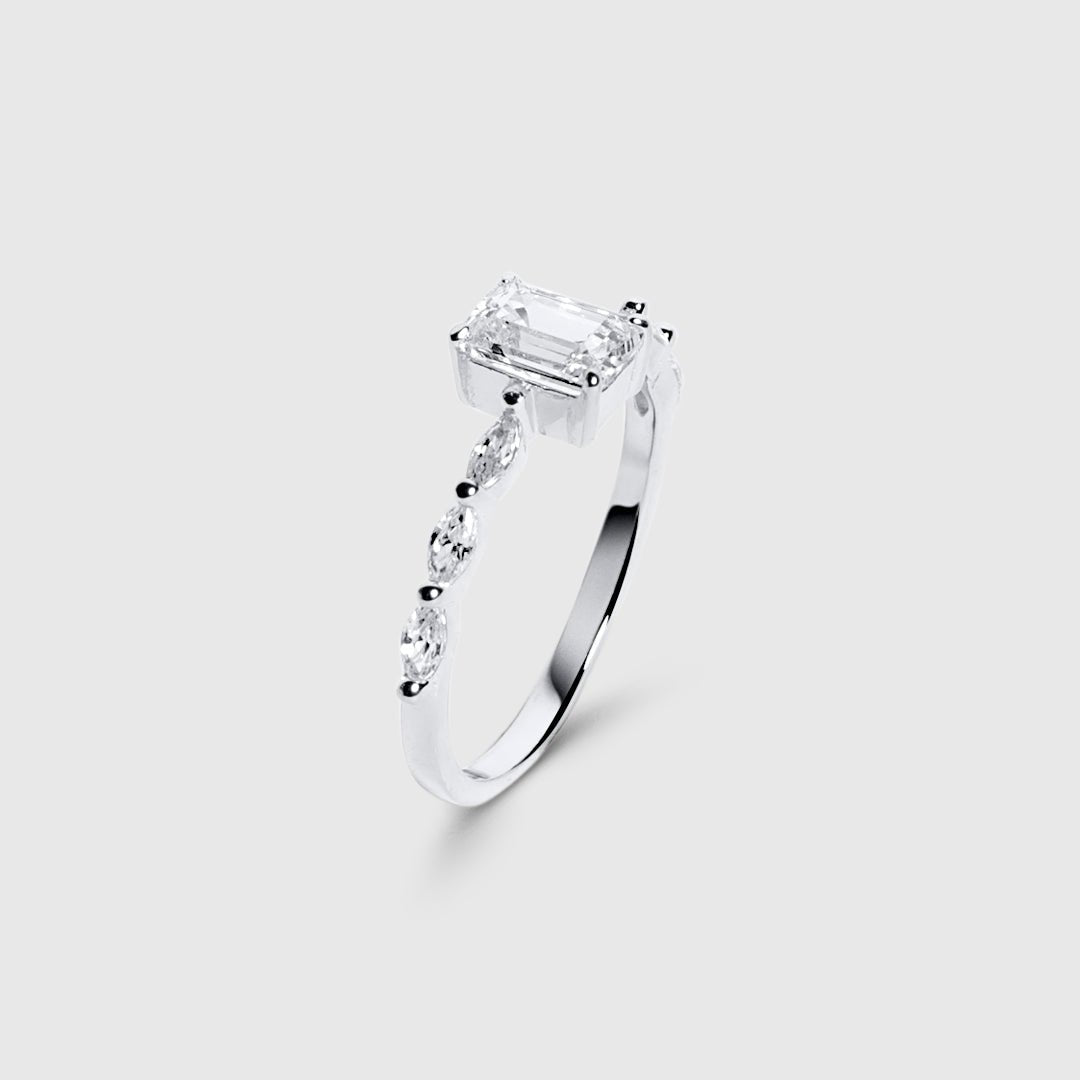 Victoria | Anillo con piedra rectangular y pedrería lateral