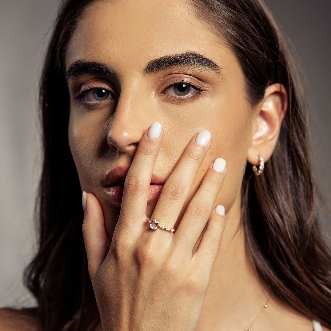 Victoria | Anillo con piedra rectangular y pedrería lateral