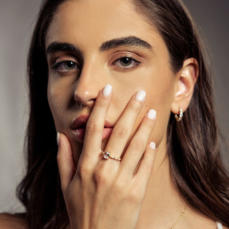 Victoria | Anillo con piedra rectangular y pedrería lateral