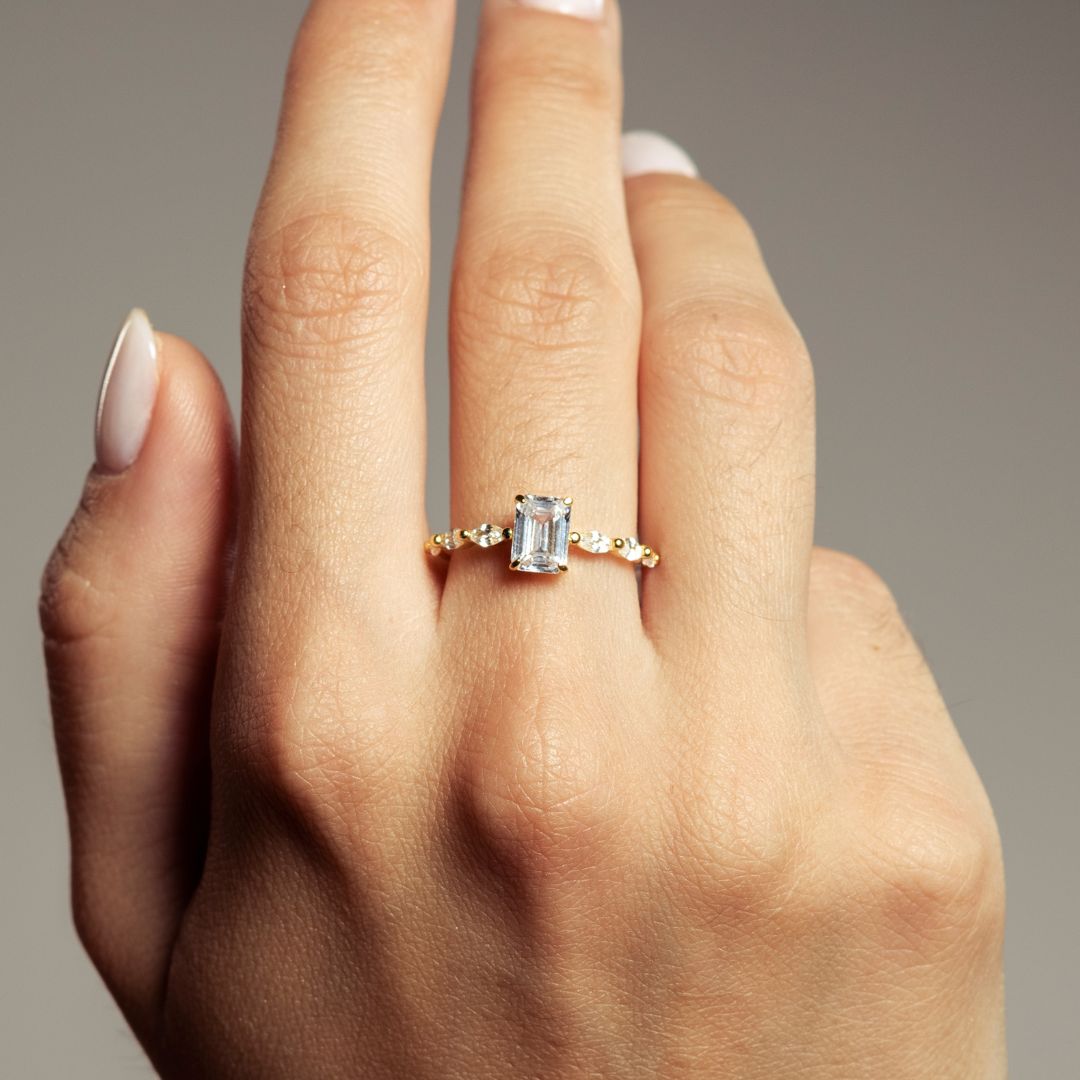 Victoria | Anillo con piedra rectangular y pedrería lateral