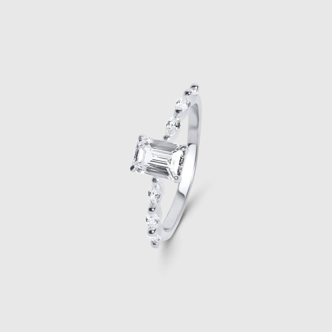 Victoria | Anillo con piedra rectangular y pedrería lateral
