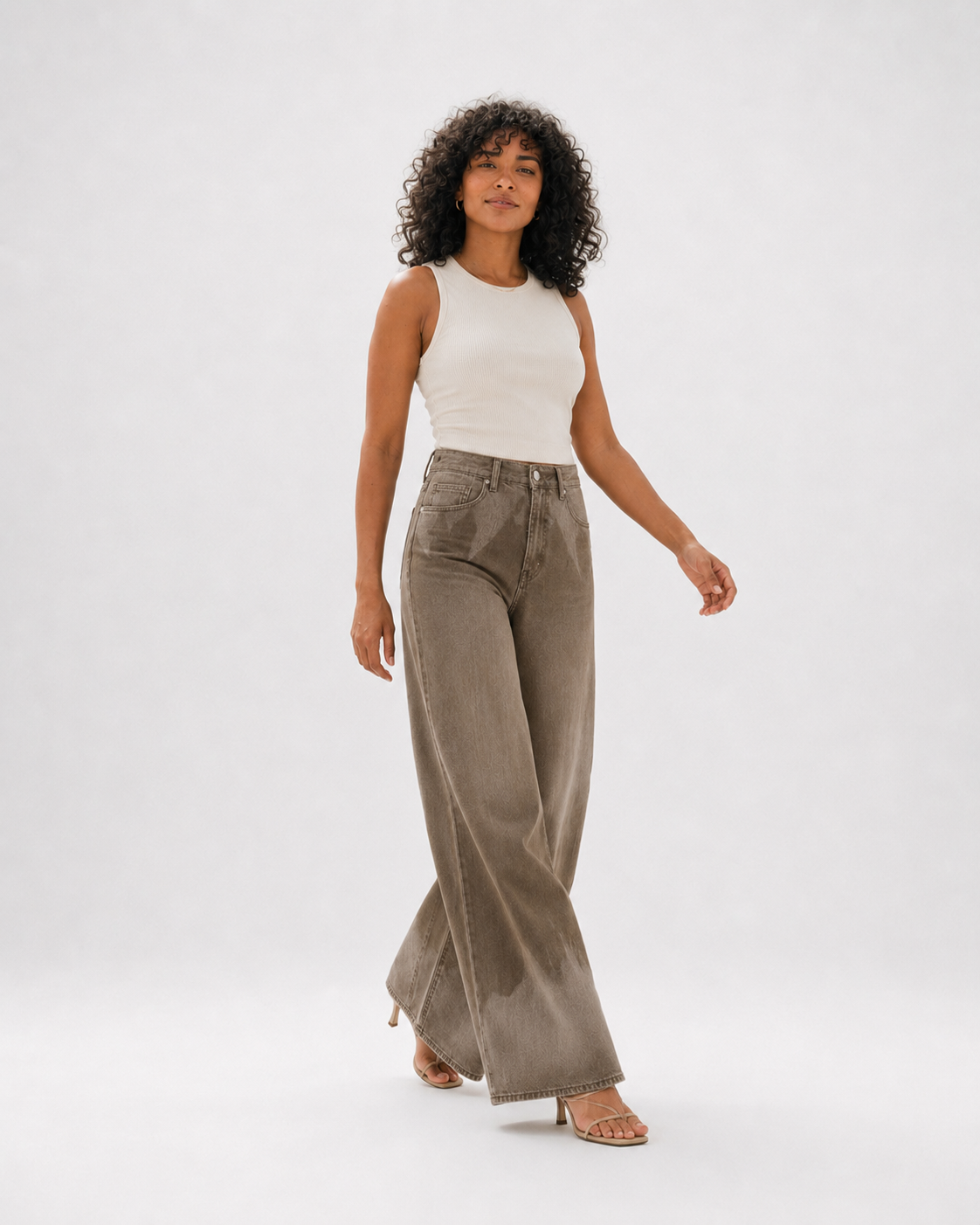 Pantalón Siena Washed en modelo 3 - movimiento