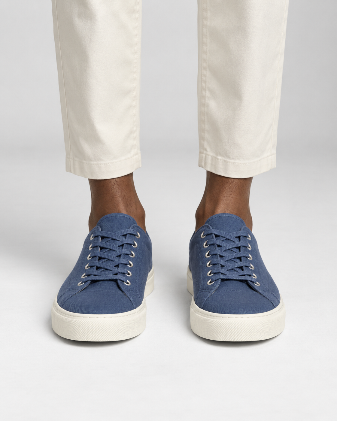 Sneaker Canvas Street azul puesta por un modelo - vista frontal