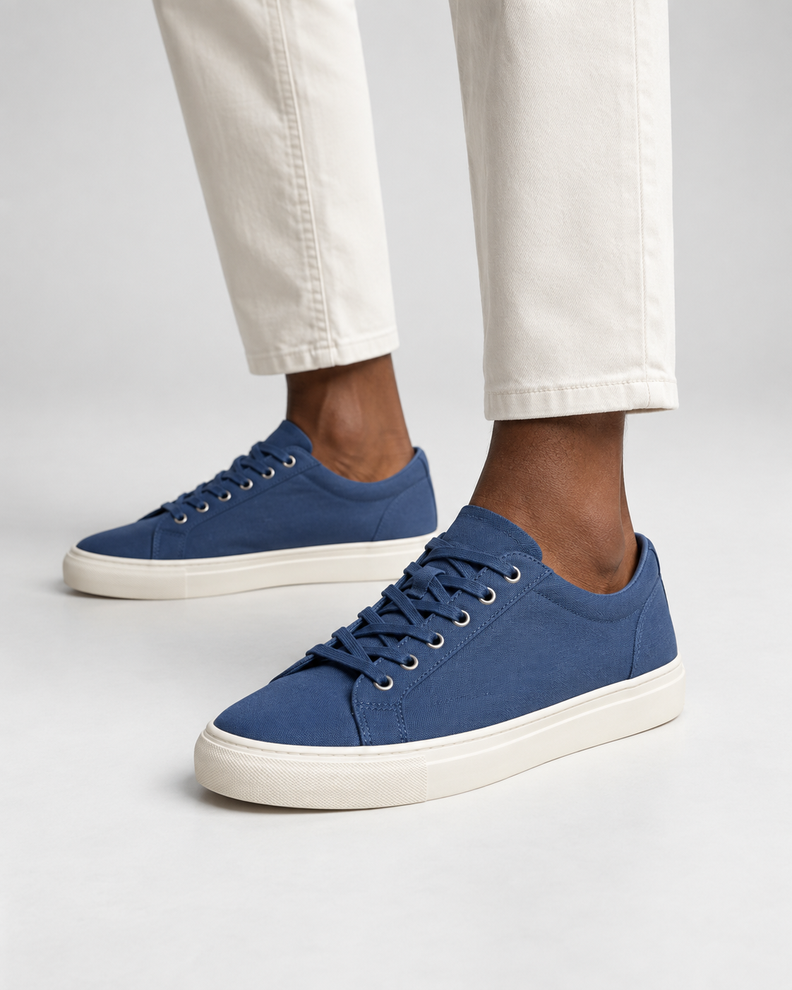 Sneaker Canvas Street azul puesta por un modelo - vista 3/4