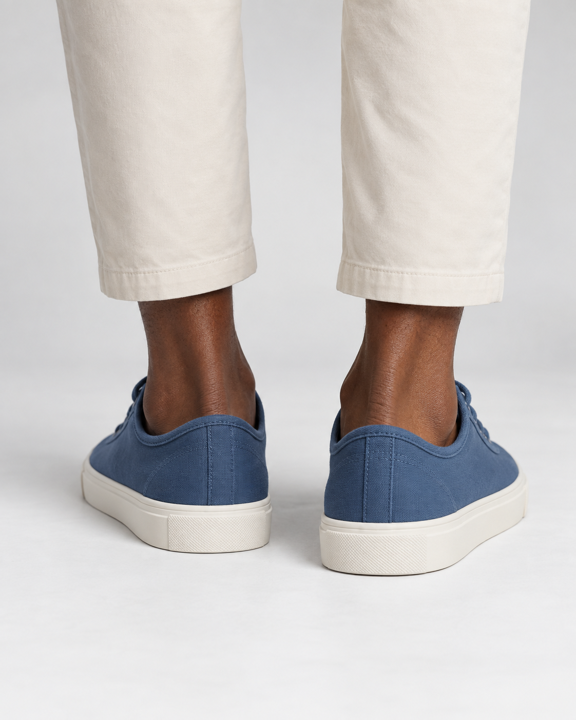Sneaker Canvas Street azul puesta por un modelo - vista trasera