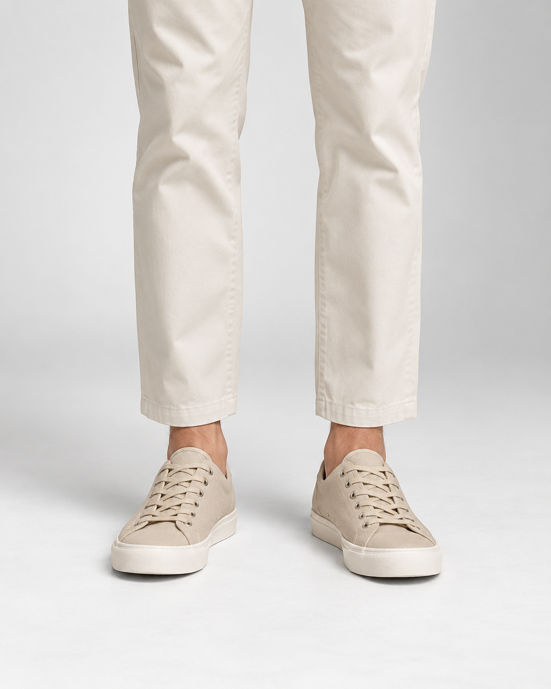 Sneaker Canvas Street beige puesta por un modelo - vista frontal