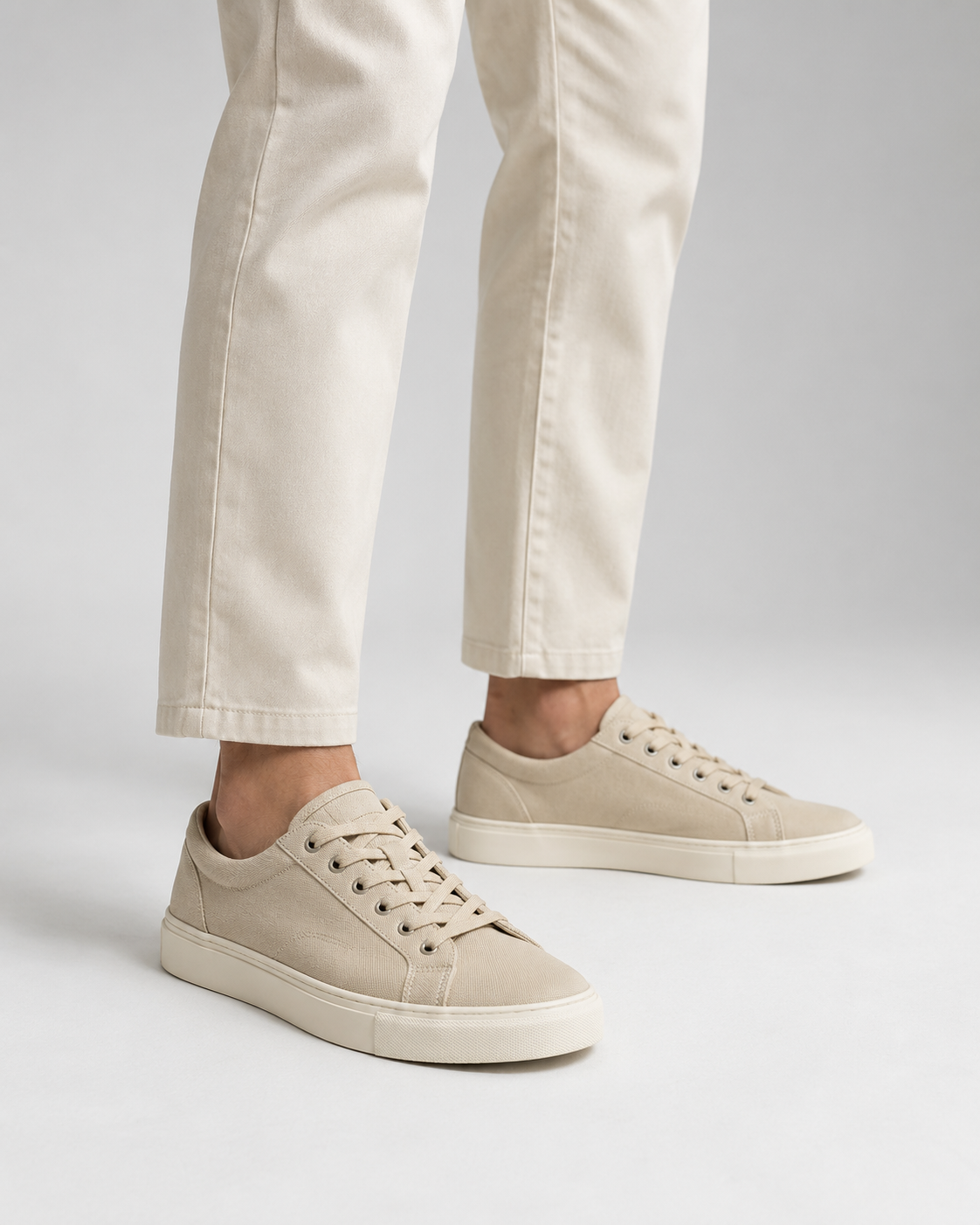 Sneaker Canvas Street beige puesta por un modelo - vista 3/4