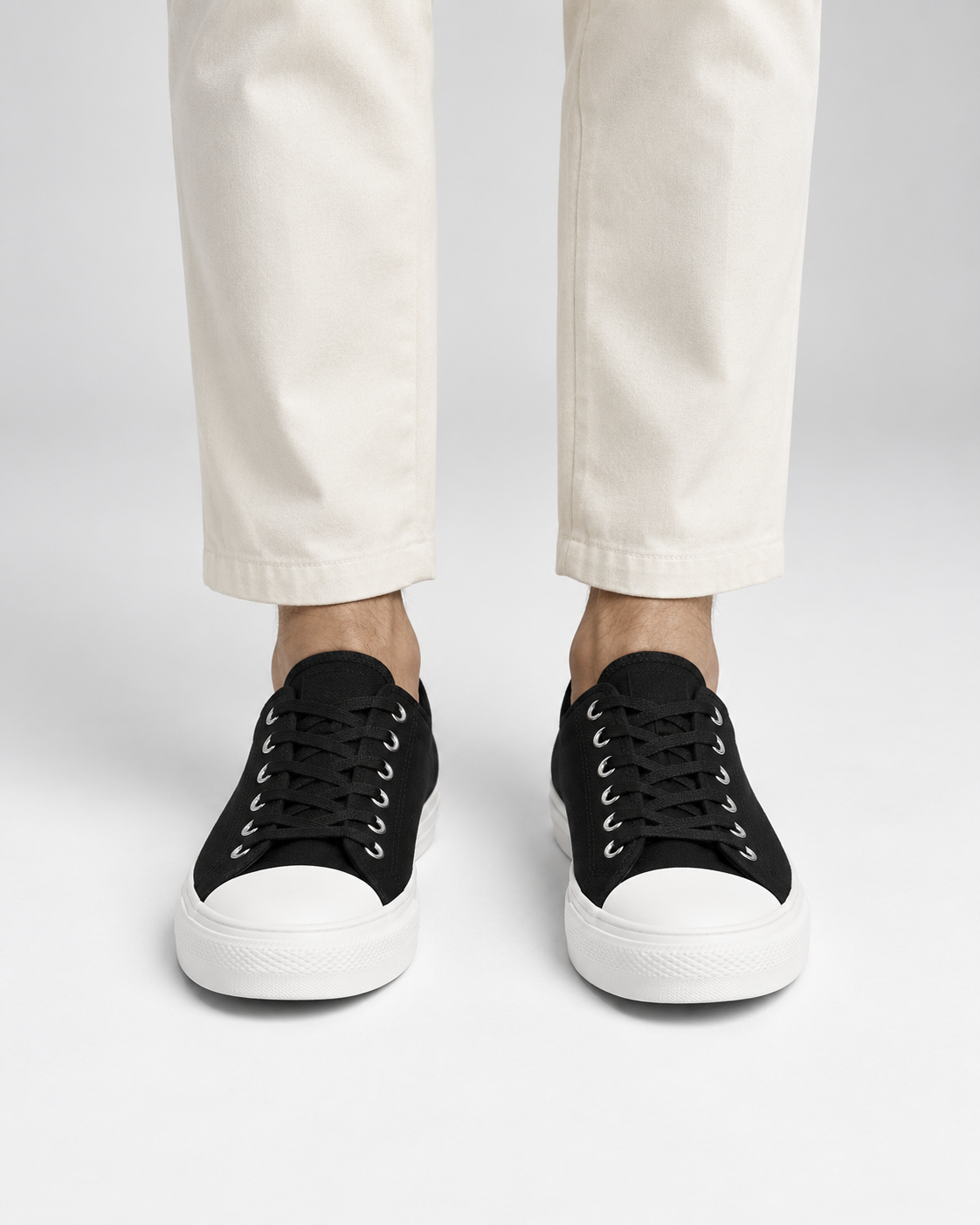 Sneaker Canvas Street negra puesta por un modelo - vista frontal