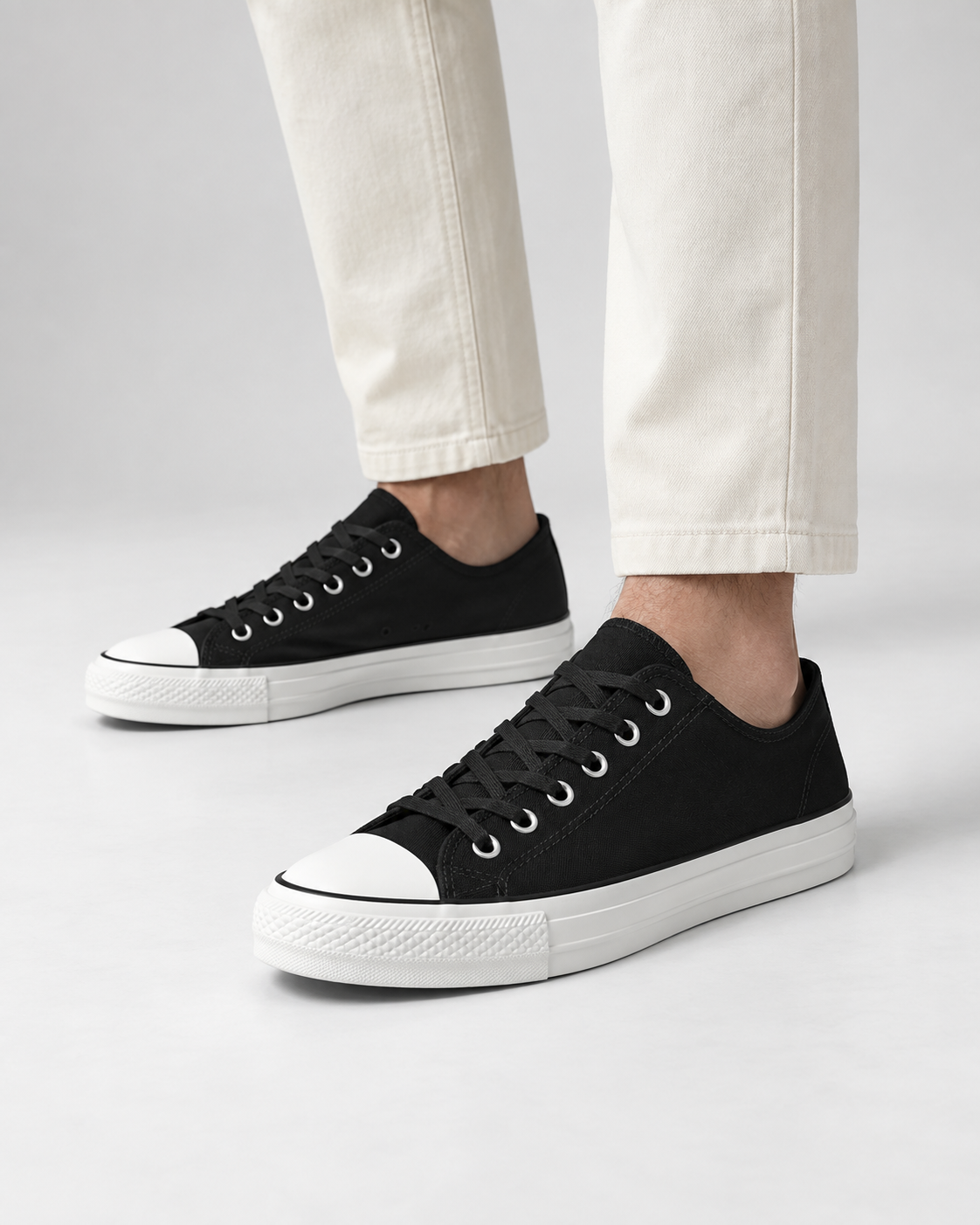 Sneaker Canvas Street negra puesta por un modelo - vista 3/4