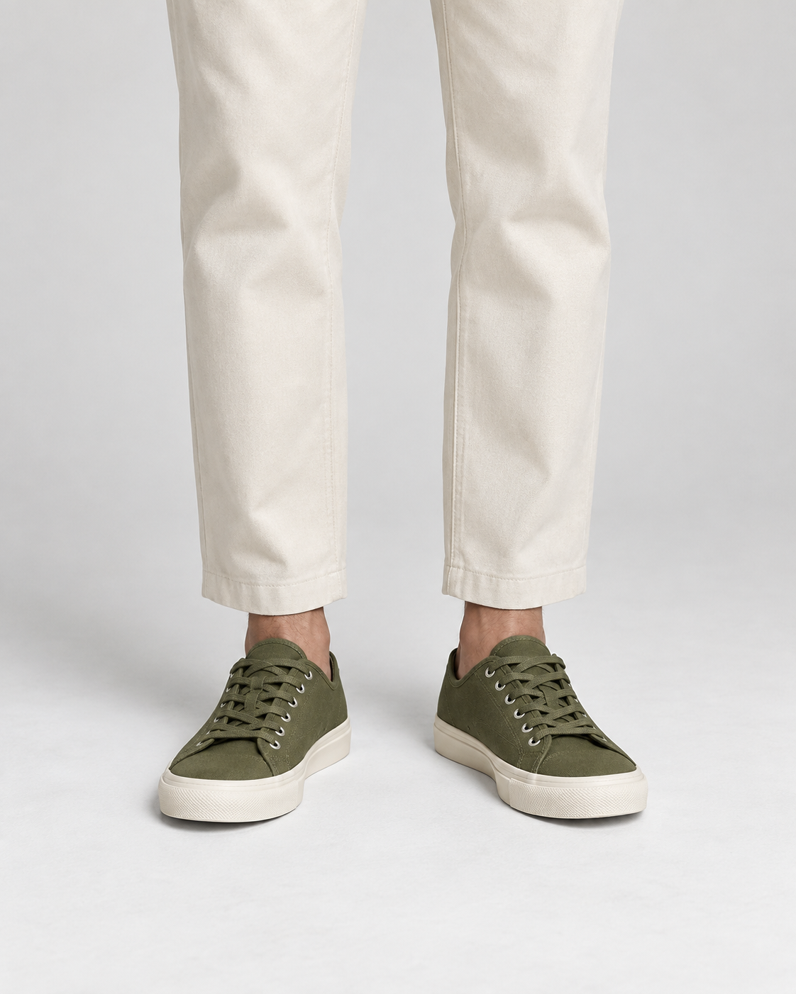 Sneaker Canvas Street verde oliva puesta por un modelo - vista frontal