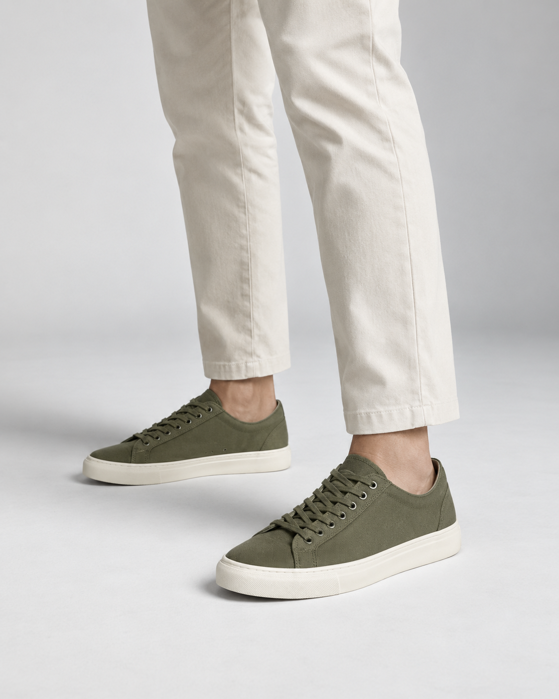 Sneaker Canvas Street verde oliva puesta por un modelo - vista 3/4