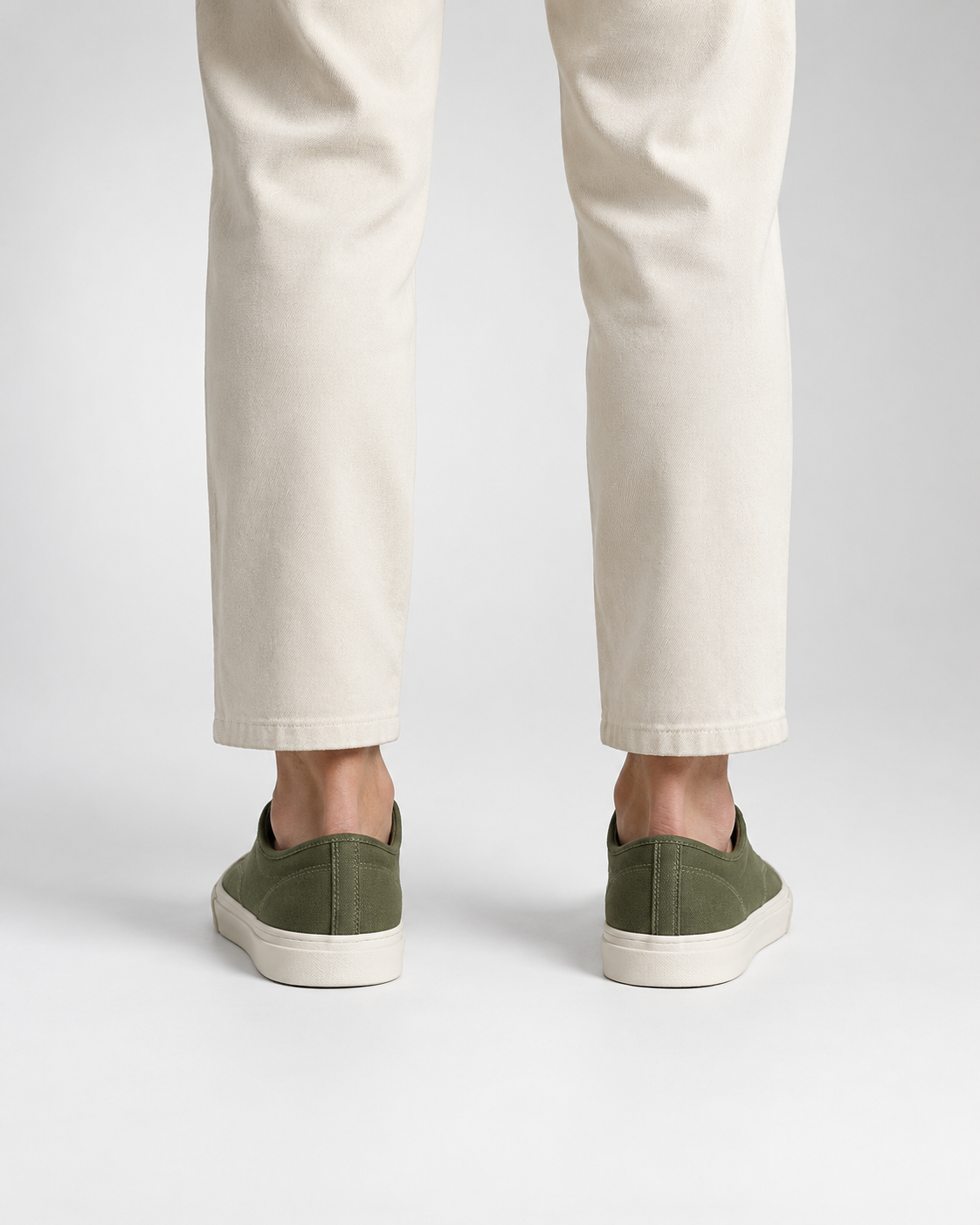Sneaker Canvas Street verde oliva puesta por un modelo - vista trasera
