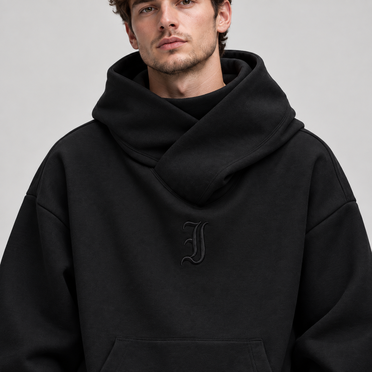 Sudadera oversize Shinobi negra, detalle del cuello cruzado y bordado
