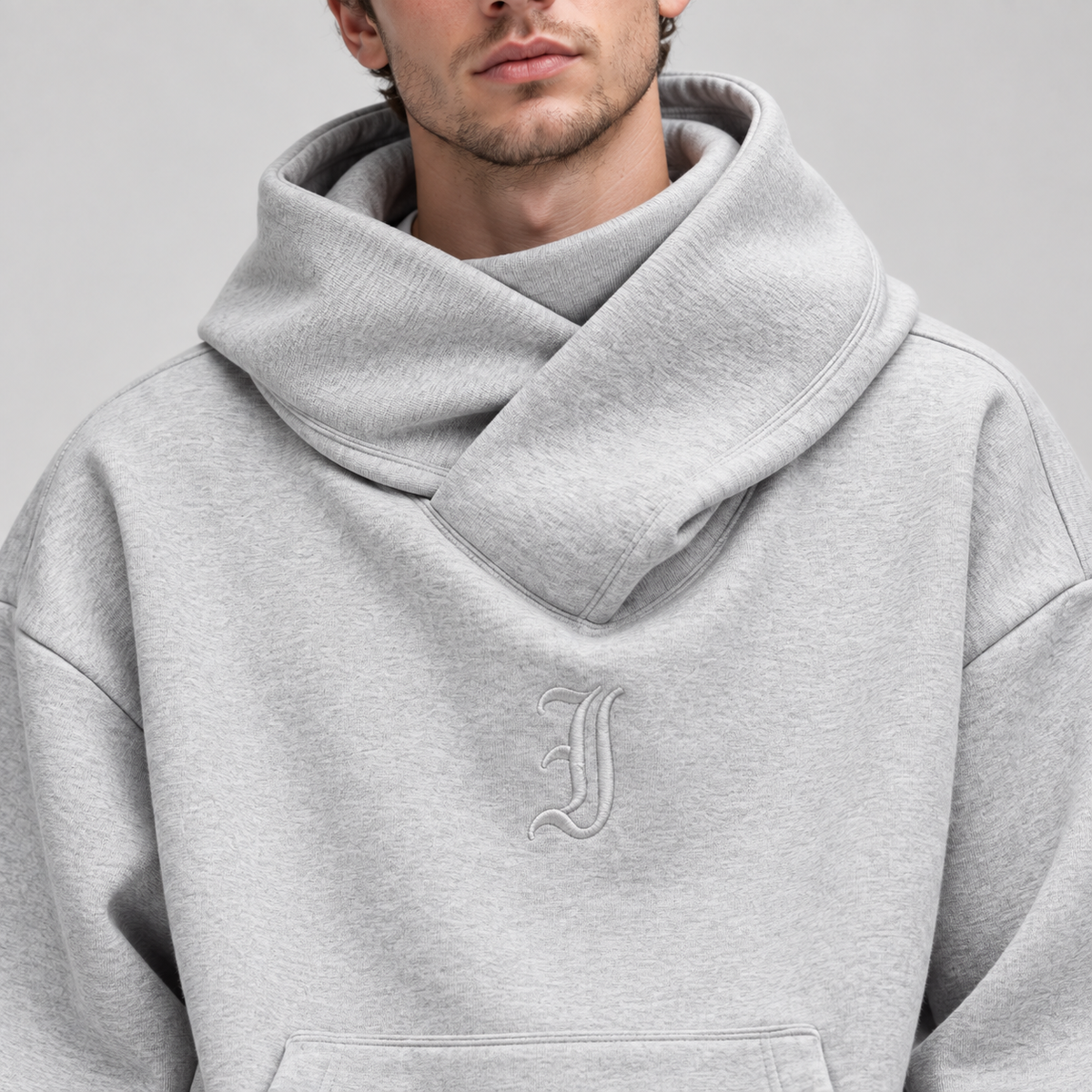Sudadera oversize Shinobi gris, detalle del cuello cruzado y bordado