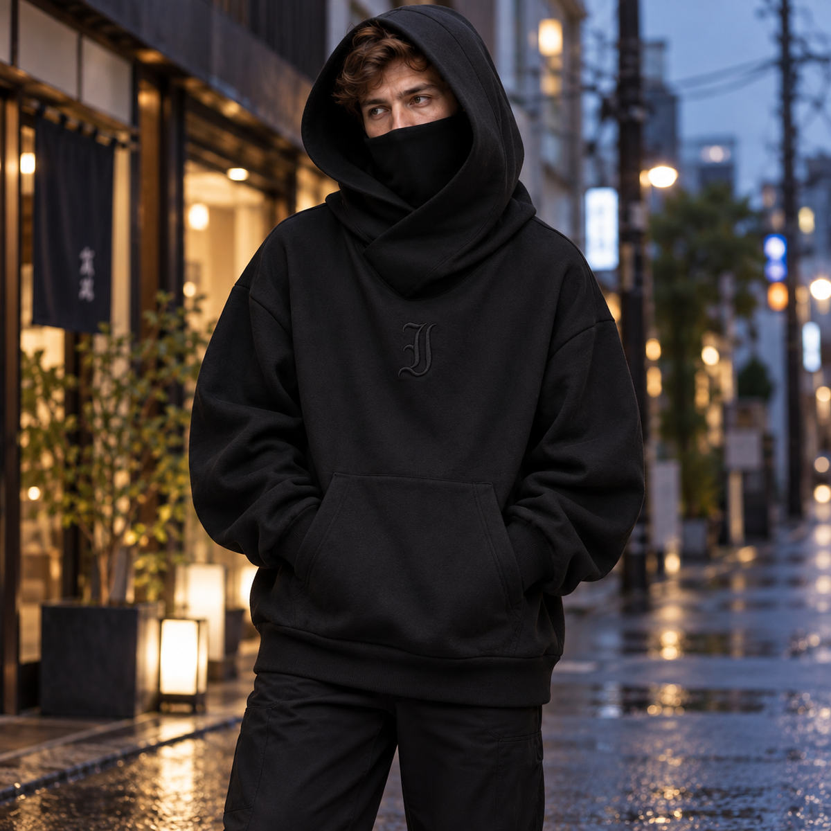 Sudadera oversize Shinobi negra, vista de cuerpo entero